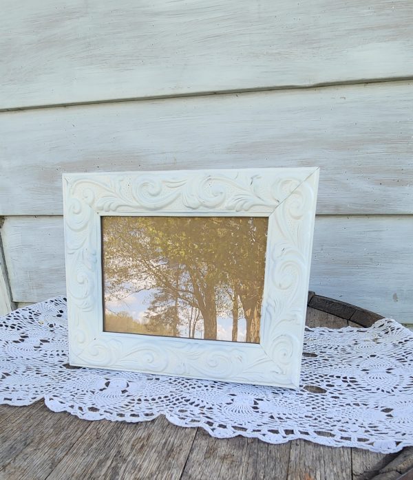 Antique White Paisley Scroll Border